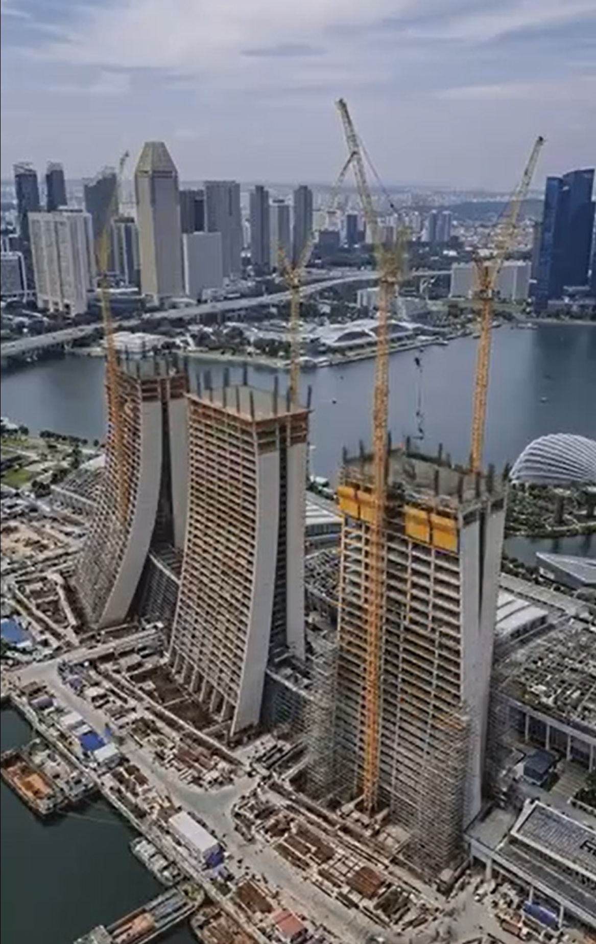 Краткое видео, о том, как строилась гостиница Marina Bay Sands